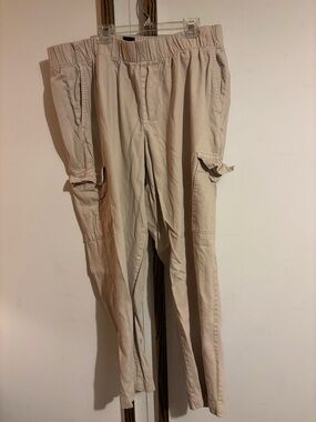 GAP women’s Light Beige Cargo Pants with Elastic Waist